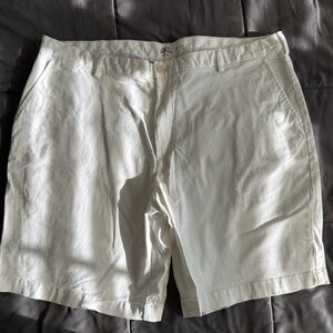 Izod Men's Cream Flat Front Shorts